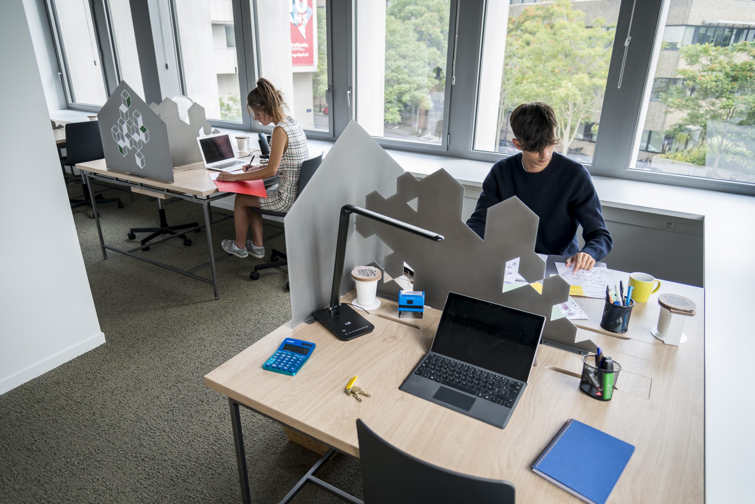 Bureau LEVEL TWO